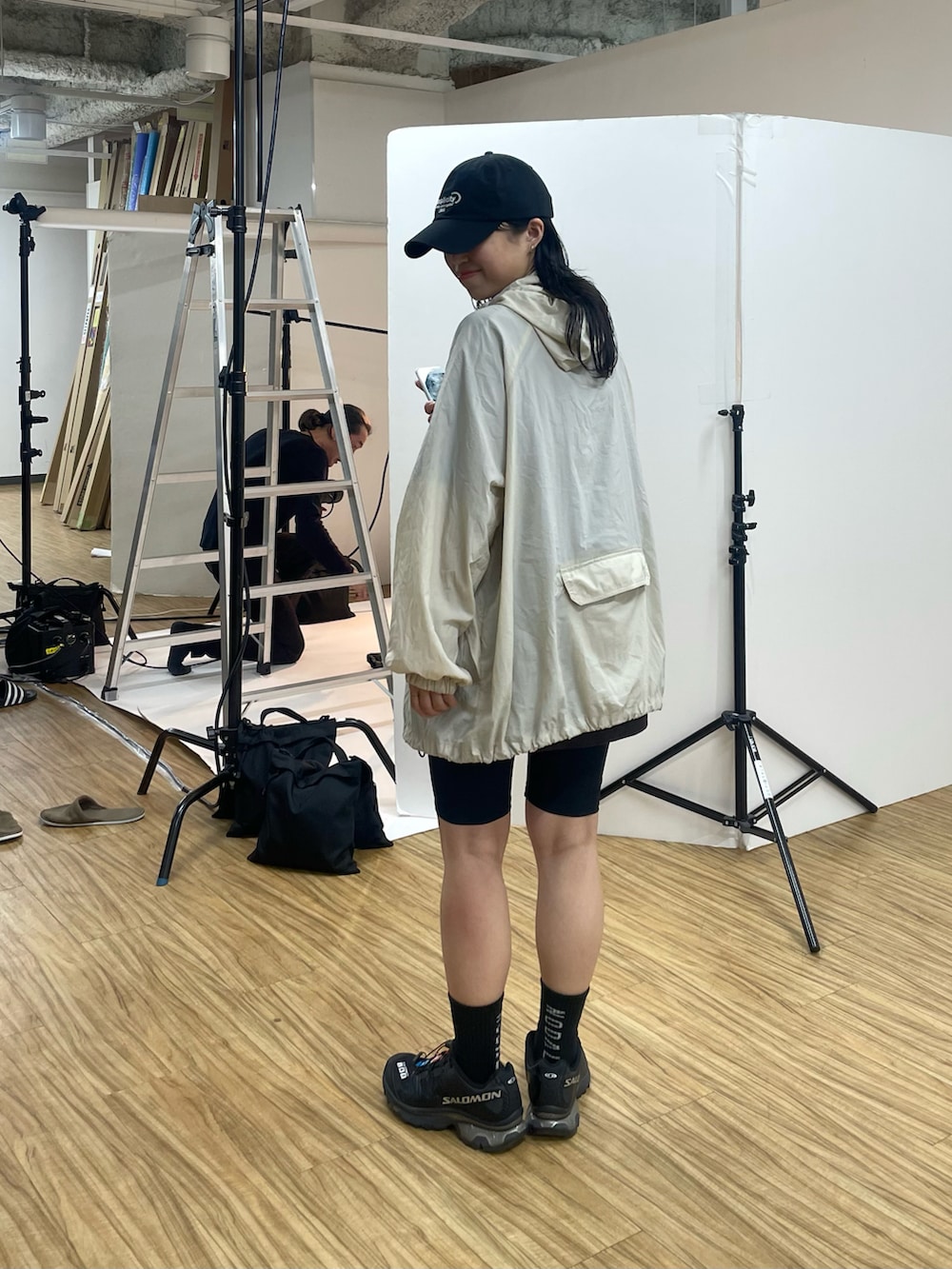 「プチプラ、キャップ、キャップ女子、スニーカー、スニーカーコーデ、キャップコーデ、フェスコーデ」｜「COLONY 2139の刺繍ロゴキャップ（キャップ、ブルー系）」を使った、LEIさん（レディース・156cm）の夏コーディネートの2枚目の写真