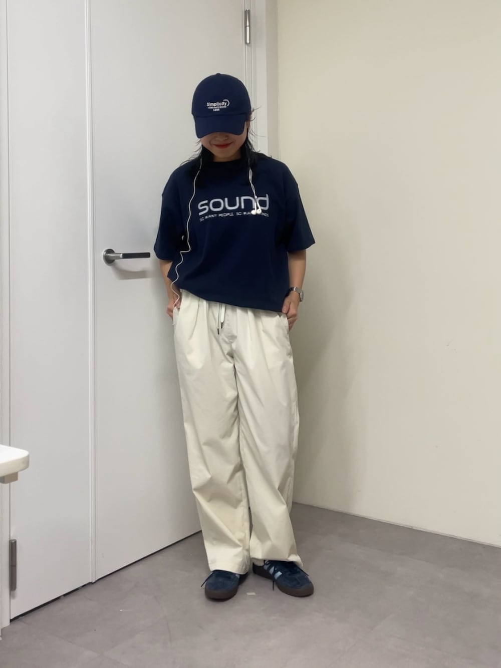 ブラック系のその他パンツ、ブルー系のTシャツ/カットソー、ブルー系のキャップを着用したレディースの春コーディネートの3枚目の写真