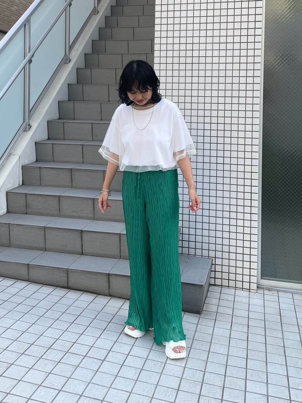 ホワイト系のTシャツ/カットソー、ホワイト系のサンダル、グリーン系のその他パンツを着用したレディースの春コーディネートの2枚目の写真