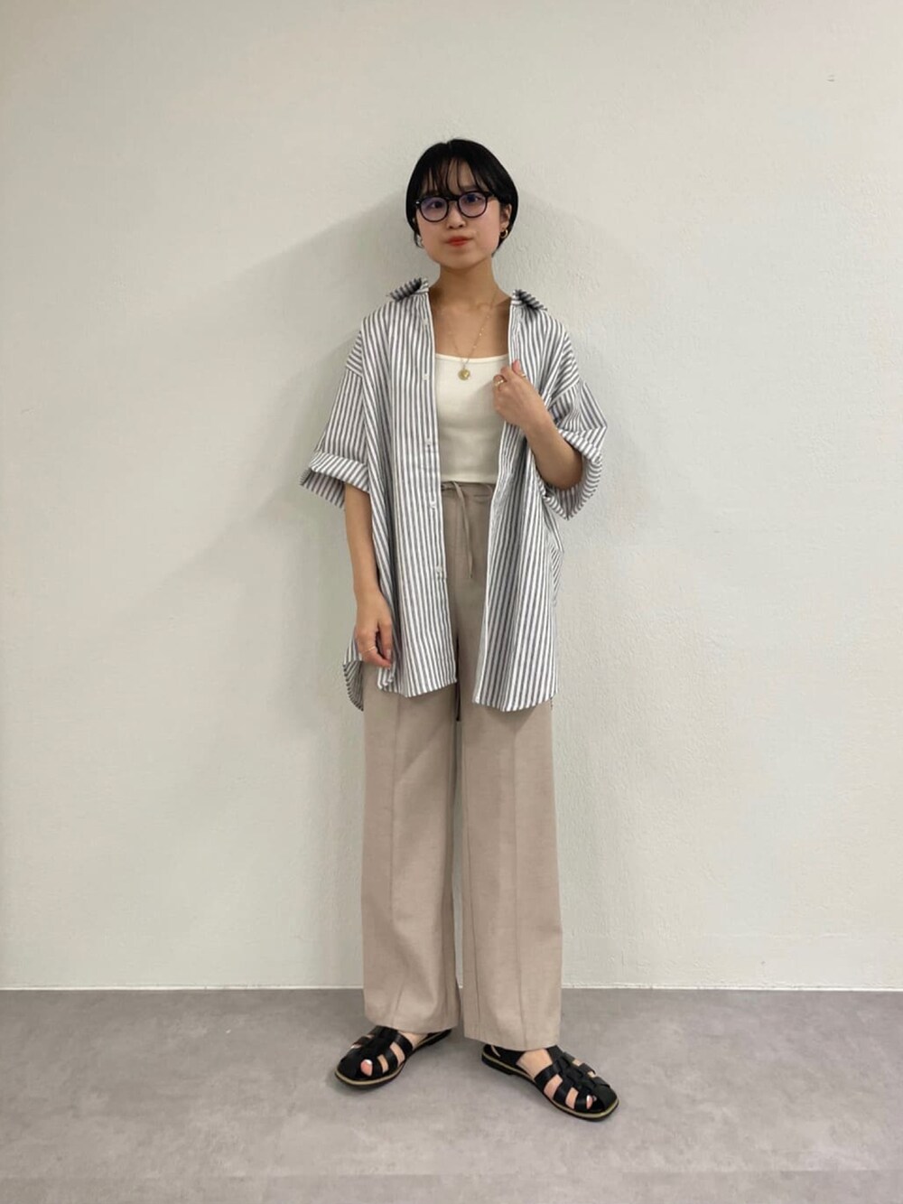 「初夏コーデ、シャツスタイル、春夏コーデ、低身長コーデ、骨格ウェーブ、プチプラコーデ、おしゃれさんと繋がりたい、グルカサンダル、メガネ女子、ごきげんウィーク」｜「COLONY 2139のテックリネンセンターシムドロストパンツ（その他パンツ、ブラウン系）」を使った、LEIさん（レディース・156cm）の春コーディネートの2枚目の写真