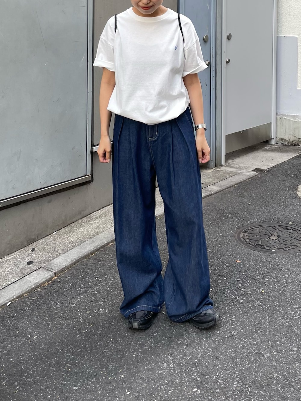 「白シャツ、サングラス、白Tシャツ、お出かけコーデ、低身長コーデ、プチプラ、デニムコーデ、ロゴT、リュック、ナップサック、スニーカー、スニーカーコーデ、スニーカー女子、ワイドパンツ、スポーツミックス」｜「COLONY 2139のバックプリントＴシャツ（Tシャツ/カットソー、ブルー系）」を使った、LEIさん（骨格ストレート・レディース・156cm）の春コーディネートの2枚目の写真