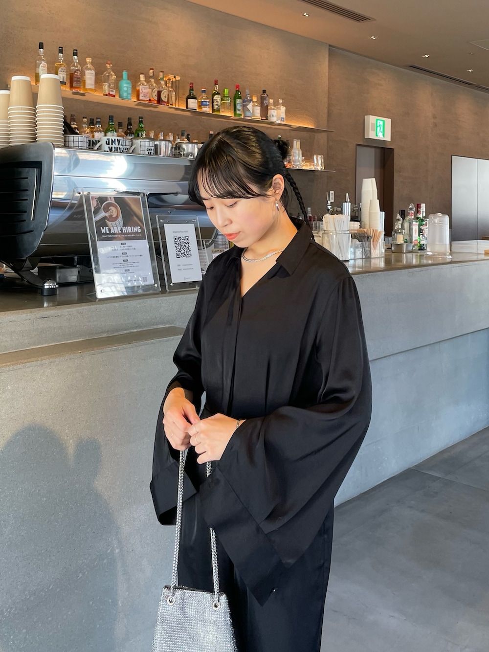 「オケージョン、結婚式、結婚式二次会スタイル、パーティースタイル、オールブラック、オールインワン、キレイめカジュアル、オトナカワイイ、オトナカジュアル、レディースファッション」｜「COLONY 2139の袖スリットオールインワン（つなぎ/オールインワン、ブラック系）」を使った、LEIさん（レディース・156cm）の冬コーディネートの3枚目の写真