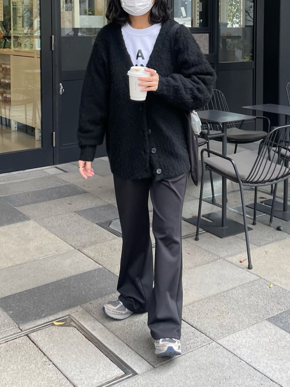 ブラック系のカーディガン/ボレロ、ブラック系のその他パンツを着用したレディースの冬コーディネートの3枚目の写真