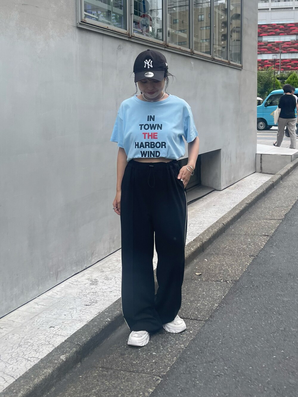 ホワイト系のTシャツ/カットソー、ホワイト系のパンツ、ホワイト系のサンダルを着用したレディースの夏コーディネートの2枚目の写真