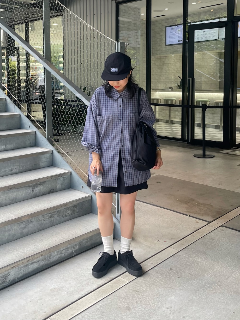 「キャップ、キャップ女子、チェック、チェックシャツ、秋コーデ、シャツスタイル」｜「COLONY 2139の厚底モカシンシューズ（モカシン/デッキシューズ、ブラック系）」を使った、LEIさん（レディース・156cm）の秋コーディネートの2枚目の写真
