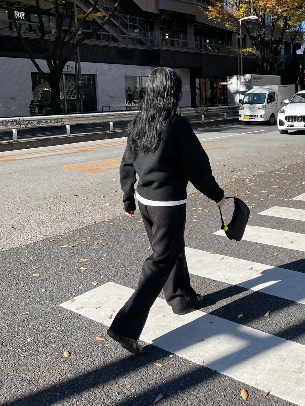ブラック系のその他パンツ、ブラック系のニット/セーター、ブラック系のハンドバッグを着用したレディースの秋コーディネートの2枚目の写真