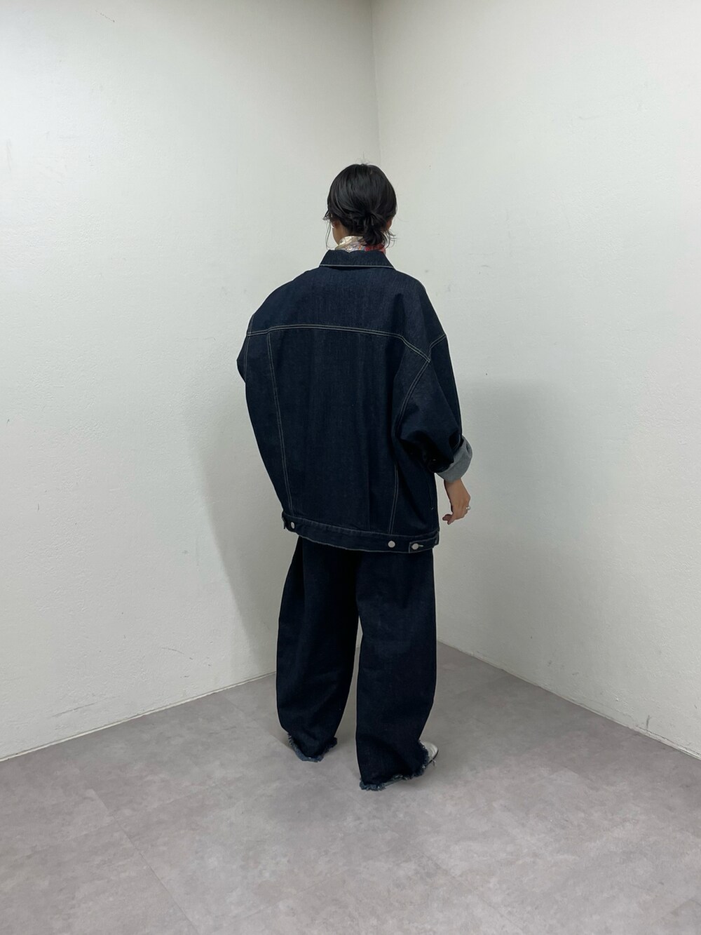 「COLONY 2139のカーブデニムパンツ（デニムパンツ、ブルー系）」を使った、LEIさん（レディース・156cm）の夏コーディネートの3枚目の写真