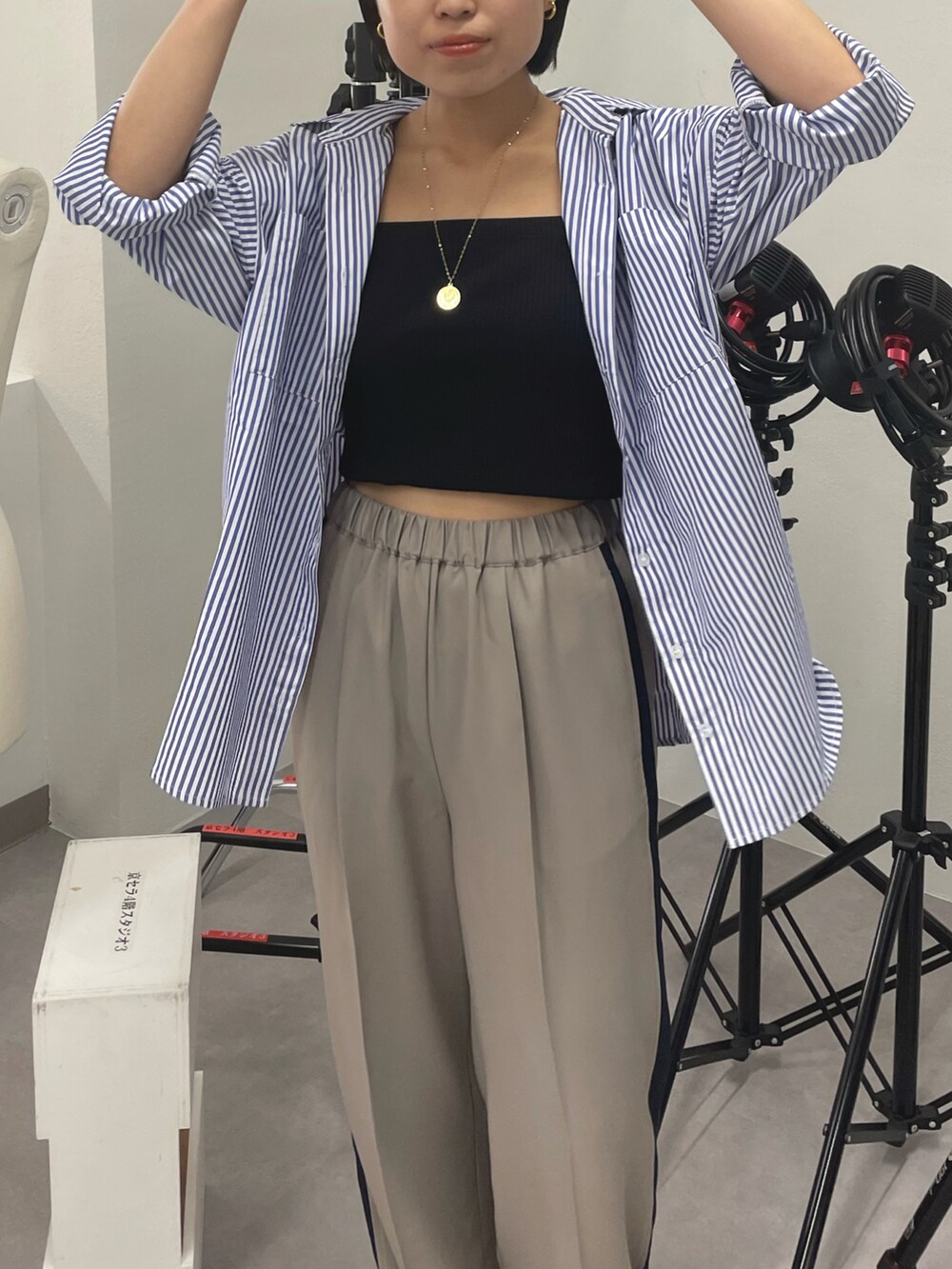 ブラック系のサンダル、ベージュ系のその他パンツ、グリーン系のシャツ/ブラウスを着用したレディースの夏コーディネートの5枚目の写真