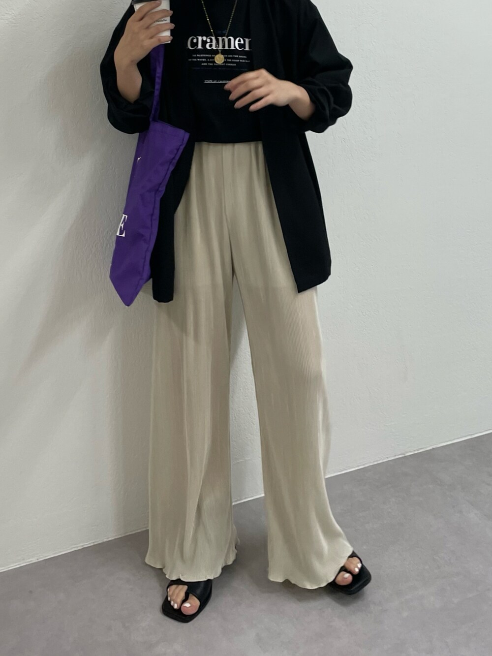 パープル系のトートバッグ、ホワイト系のその他パンツ、ホワイト系のTシャツ/カットソーを着用したレディースの春コーディネートの2枚目の写真