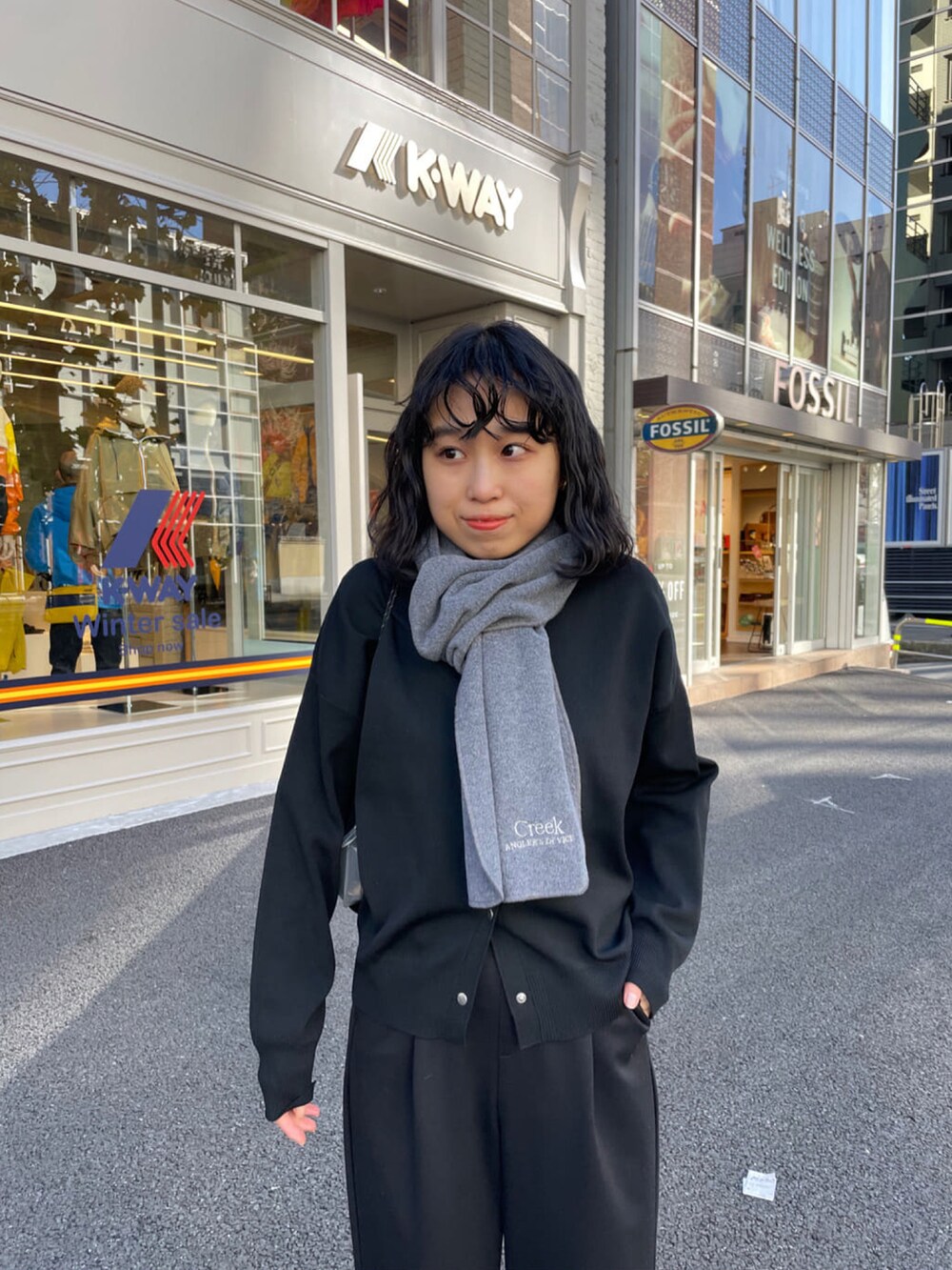 ブラック系のハンドバッグ、ブラック系のその他パンツ、ブラック系のカーディガン/ボレロを着用したレディースの冬コーディネートの3枚目の写真