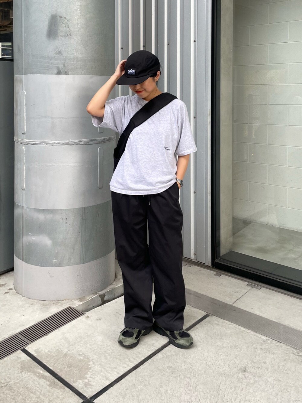 ブラック系のショルダーバッグ、ブラック系のその他パンツ、ブルー系のTシャツ/カットソーを着用したレディースの夏コーディネートの2枚目の写真