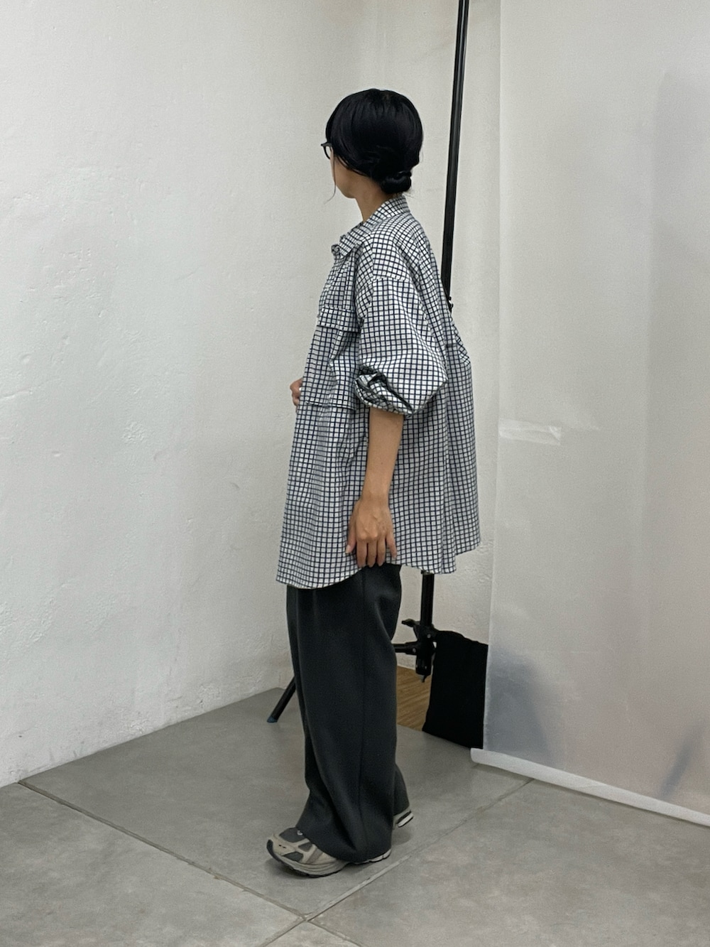 ブラック系のスラックス、ブルー系のTシャツ/カットソー、ブルー系のシャツ/ブラウスを着用したレディースの夏コーディネートの2枚目の写真