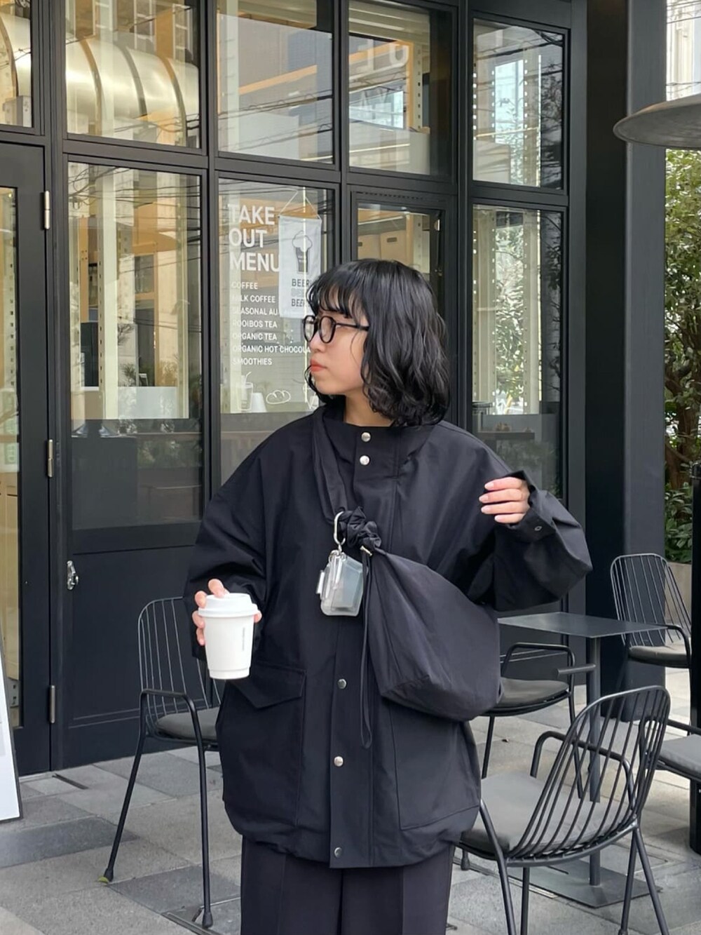 ブラック系のブルゾン、ブラック系のその他パンツ、ブラック系のショルダーバッグを着用したレディースの冬コーディネートの3枚目の写真