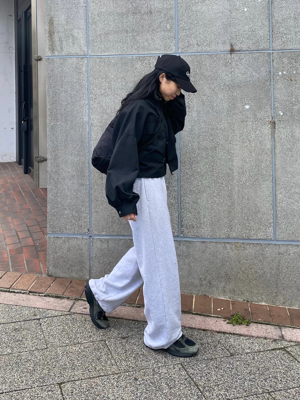 「プチプラ、休日スタイル、アウターコーデ、スウェット、スウェットパンツ、キャップ、キャップ女子、スニーカー、スニーカーコーデ、スニーカー女子」｜「COLONY 2139のショートミリタリーブルゾン（ブルゾン、ブラック系）」を使った、LEIさん（レディース・156cm）の冬コーディネートの2枚目の写真