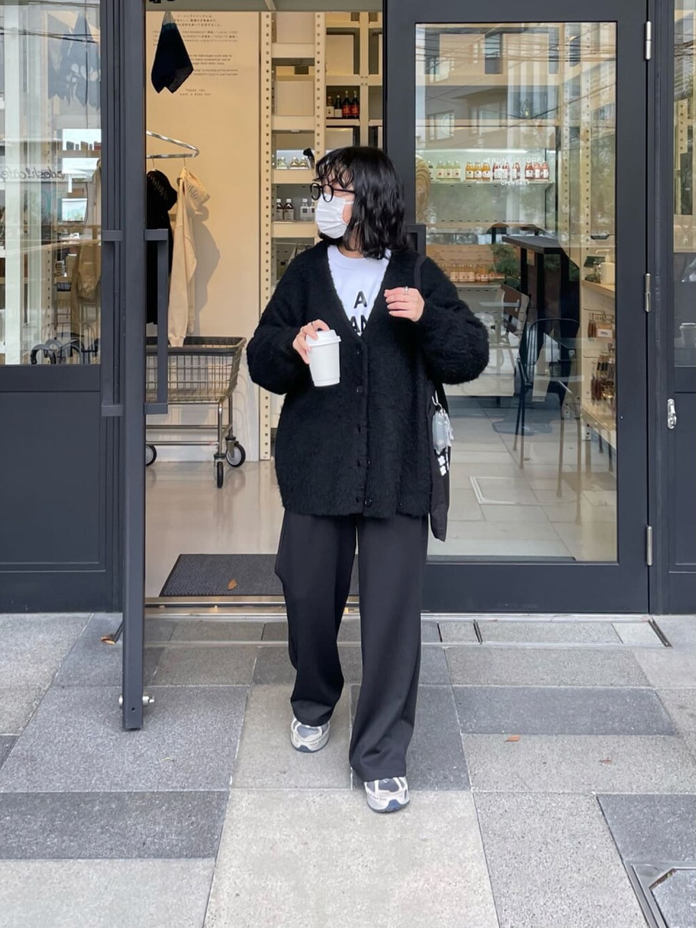 ブラック系のカーディガン/ボレロ、ブラック系のその他パンツを着用したレディースの冬コーディネートの2枚目の写真