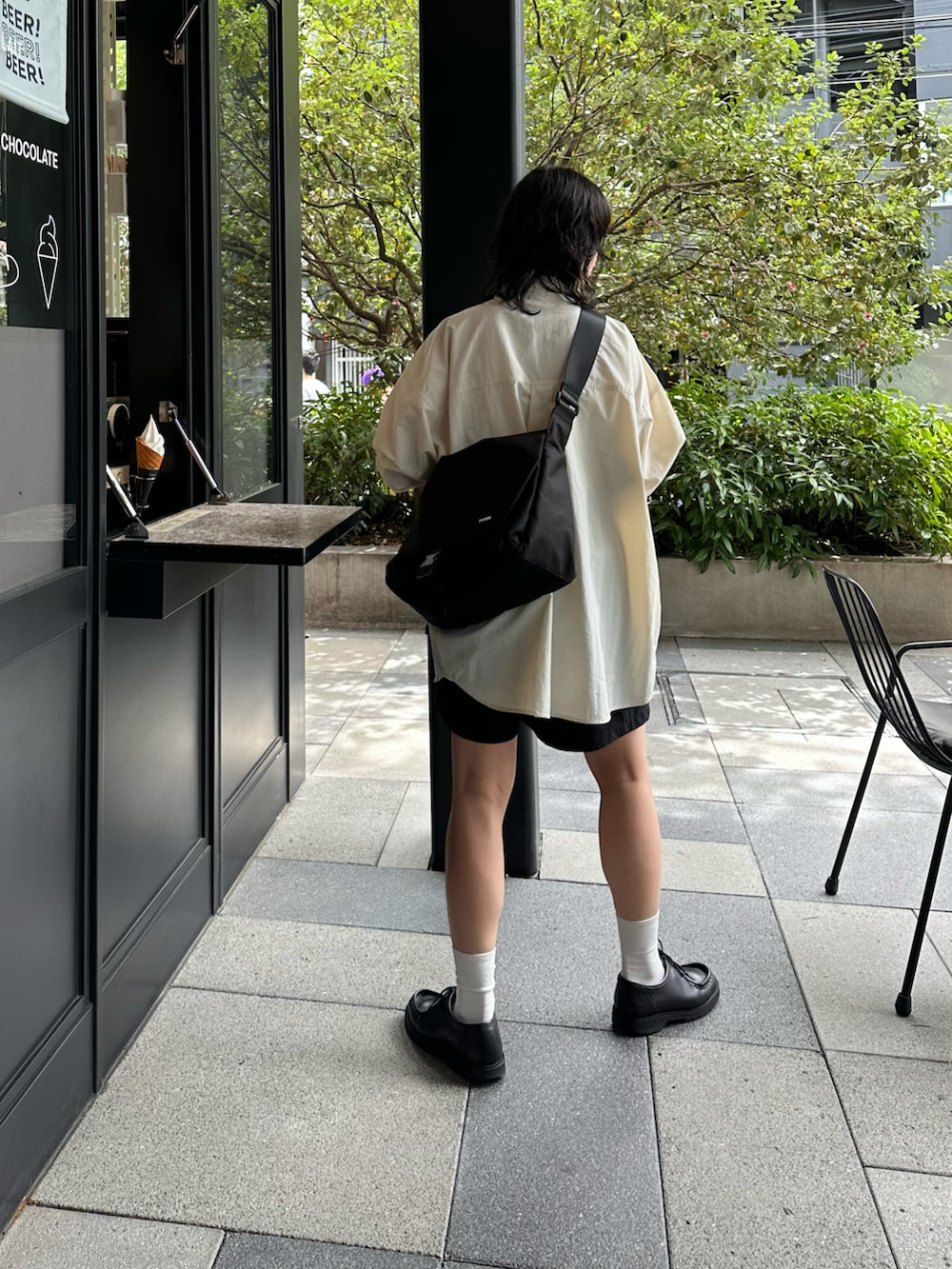 「ショートパンツ、モノトーン、シャツスタイル、ショルダーバッグ、ハーフパンツ」｜「COLONY 2139のタックショートパンツ（その他パンツ、ブラック系）」を使った、LEIさん（レディース・156cm）の春コーディネートの2枚目の写真