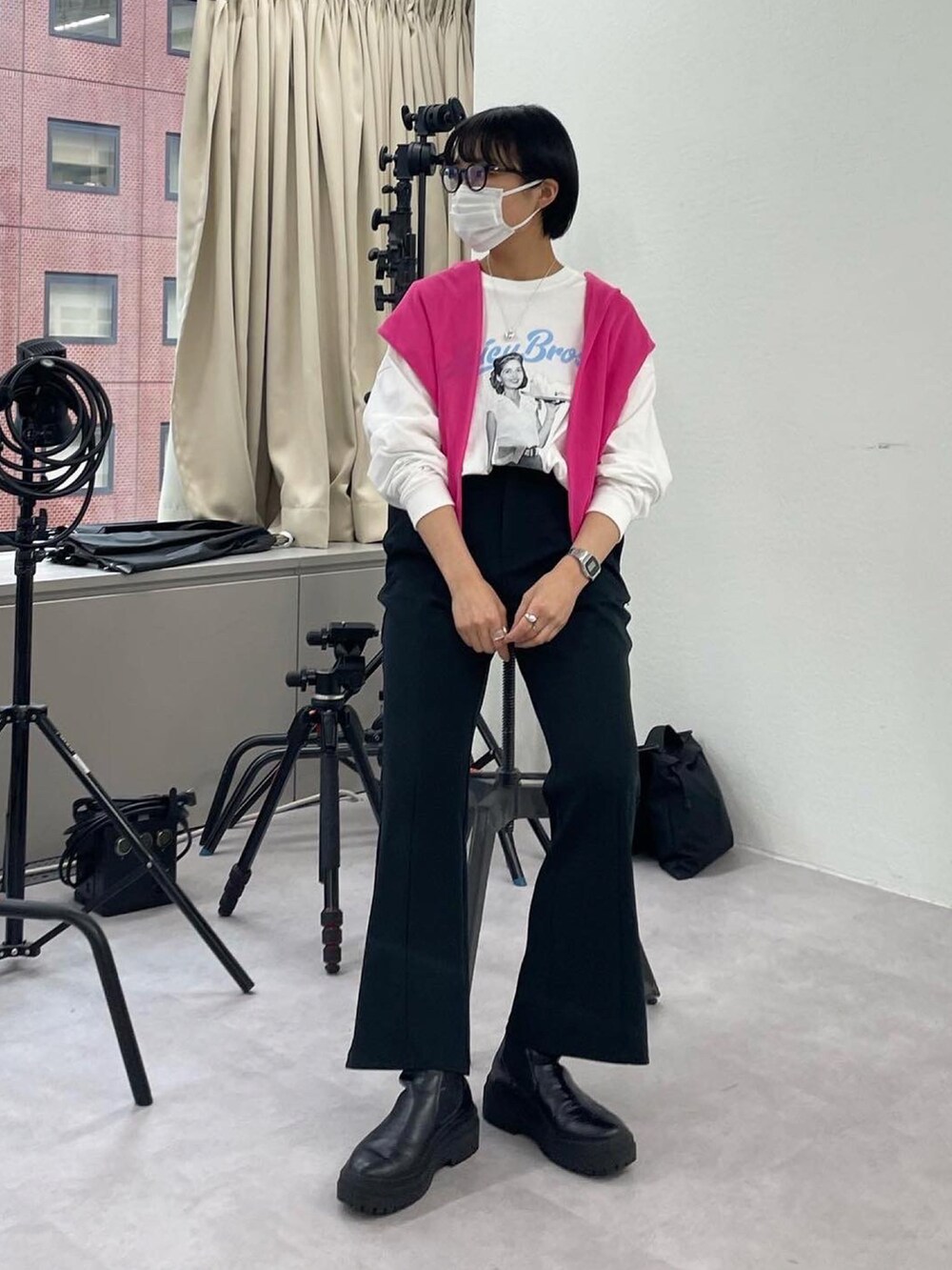 ブラック系のブーツ、ホワイト系のTシャツ/カットソー、グリーン系のカーディガン/ボレロを着用したレディースの春コーディネートの3枚目の写真