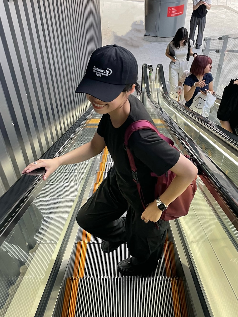 「スポーツミックス、夏ルックで気分アップ、テーマパークコーデ、夏コーデ、韓国ファッション、スニーカー、キャップ、アウトドアスタイル、ゆるコーデ、パンツコーデ、リュック」｜「COLONY 2139のラウンドボディコットンTシャツ（Tシャツ/カットソー、ホワイト系）」を使った、LEIさん（レディース・156cm）の夏コーディネートの2枚目の写真