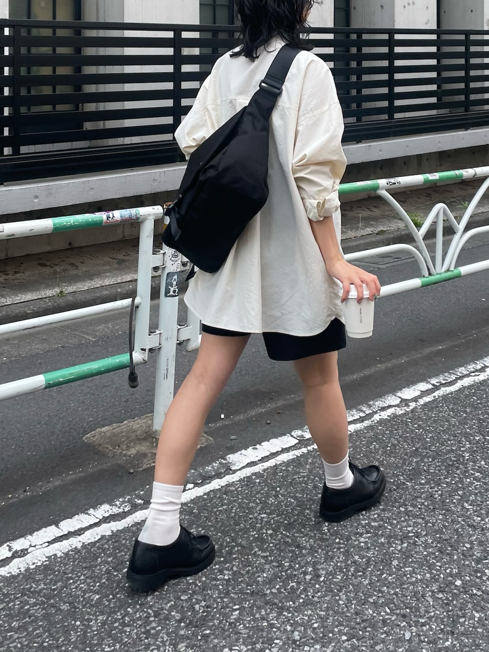 「ショートパンツ、モノトーン、シャツスタイル、ショルダーバッグ、ハーフパンツ」｜「COLONY 2139のタックショートパンツ（その他パンツ、ブラック系）」を使った、LEIさん（レディース・156cm）の春コーディネートの3枚目の写真