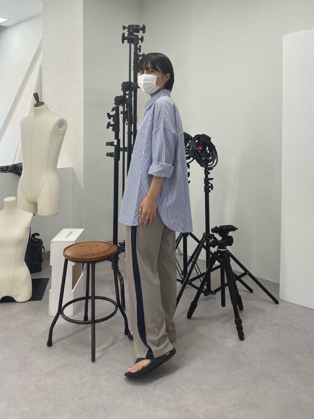 ブラック系のサンダル、ベージュ系のその他パンツ、グリーン系のシャツ/ブラウスを着用したレディースの夏コーディネートの2枚目の写真