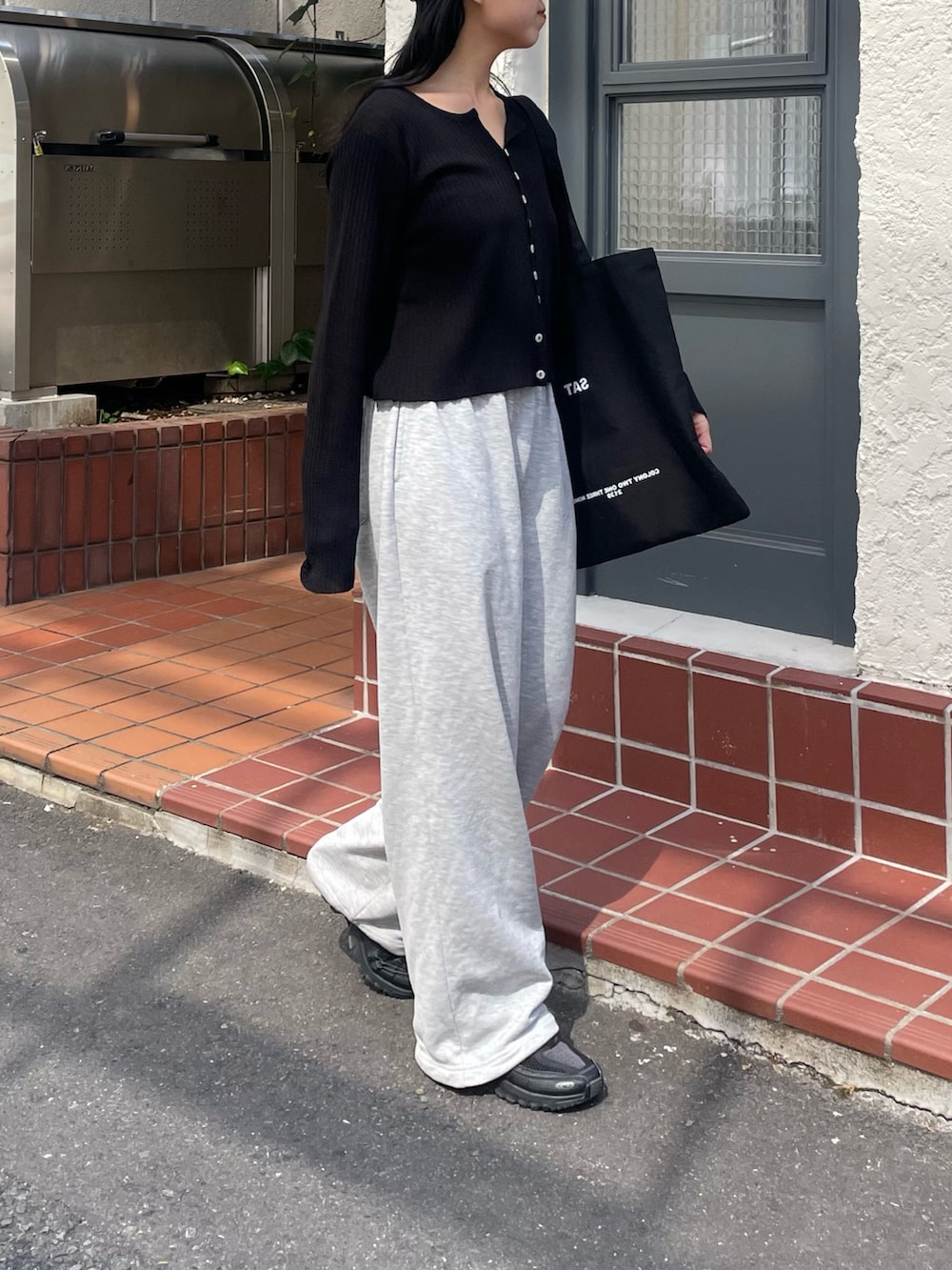「スポーツミックス、春コーデ、春めき満開コーデ、シンプルスタイル、プチプラコーデ、楽チンコーデ、モノトーンコーデ、スウェットパンツ、スウェット、キャップ、スニーカー、スニーカー女子、スニーカーコーデ」｜「COLONY 2139のシアーリブカーディガン（カーディガン/ボレロ、ブラック系）」を使った、LEIさん（レディース・156cm）の春コーディネートの3枚目の写真
