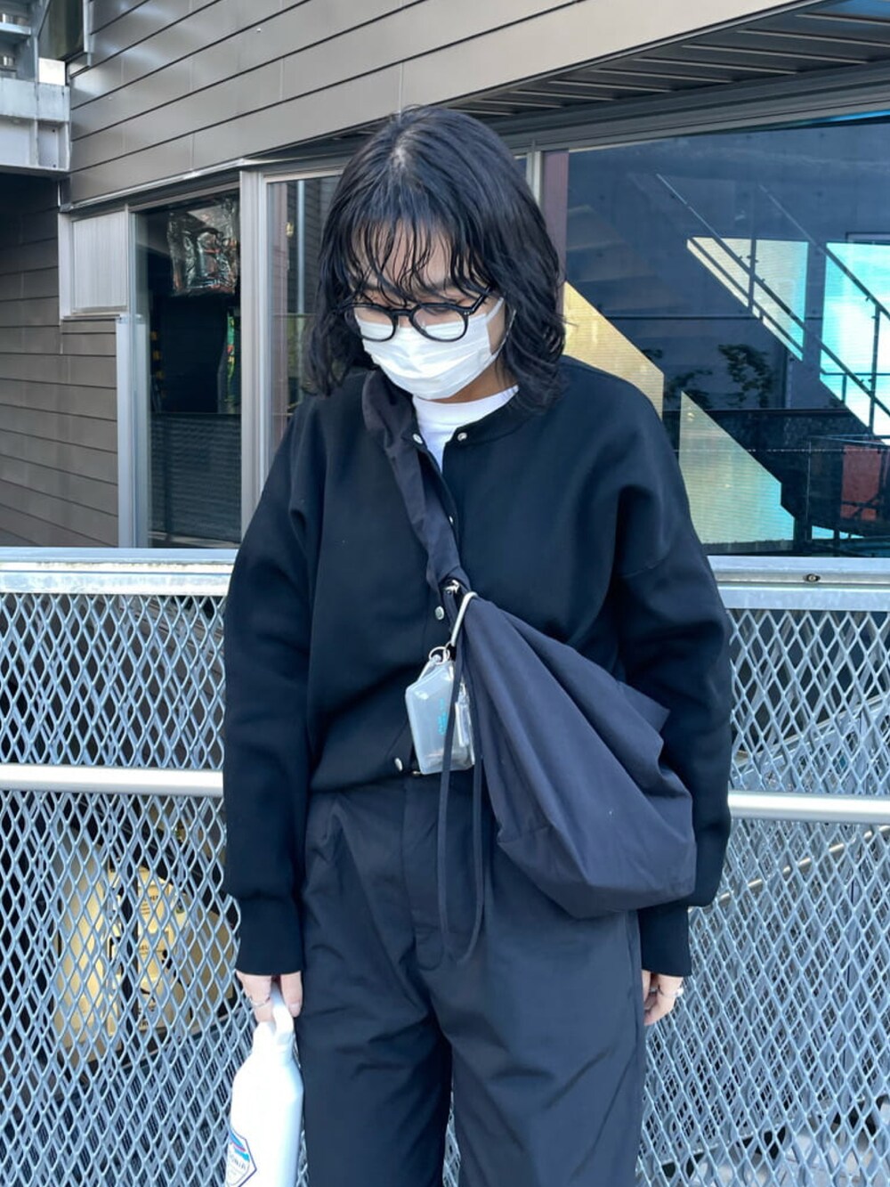 ブラック系のショルダーバッグ、ブラック系のカーディガン/ボレロを着用したレディースの冬コーディネートの2枚目の写真