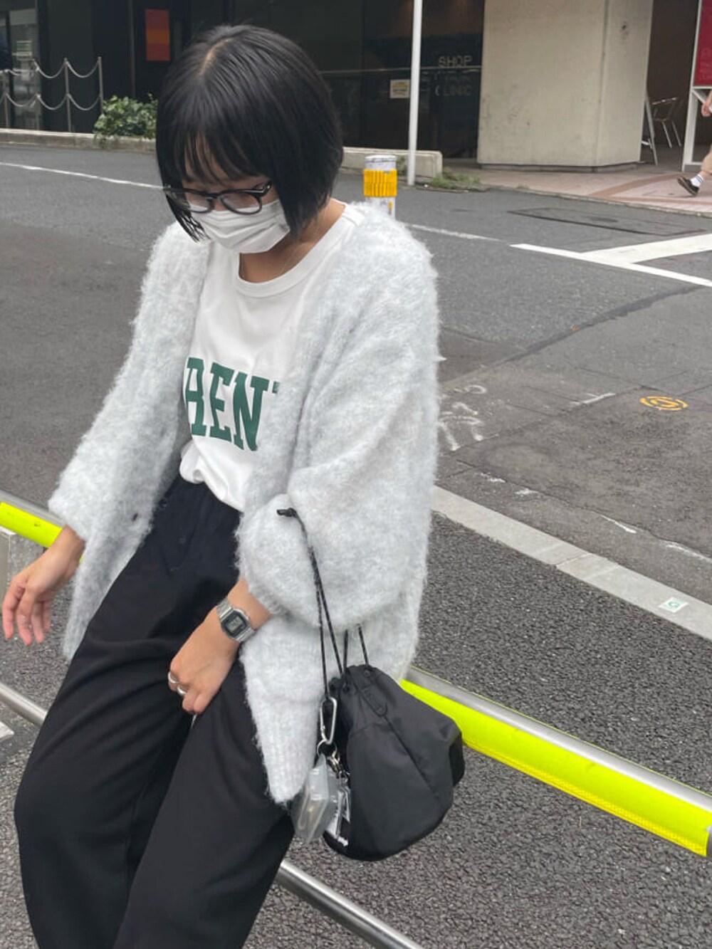 「メガネ女子、モヘアニット、モヘアカーディガン、カーディガン、ロゴT、スウェットパンツ、ストリート、オーバーサイズ、お洒落さんとつながりたい、スニーカー、スニーカー女子、古着MIX」｜「COLONY 2139のセットアップ対応 / 裏毛ロングパンツ（スウェットパンツ、グレー系）」を使った、LEIさん（レディース・156cm）の夏コーディネートの2枚目の写真