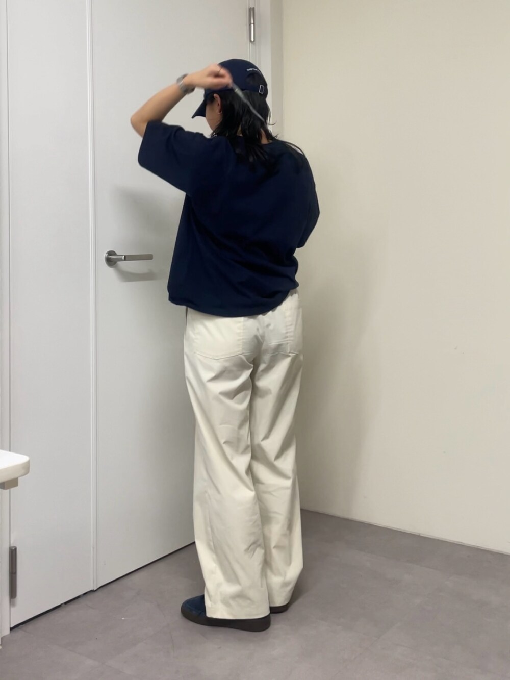 ブラック系のその他パンツ、ブルー系のTシャツ/カットソー、ブルー系のキャップを着用したレディースの春コーディネートの2枚目の写真