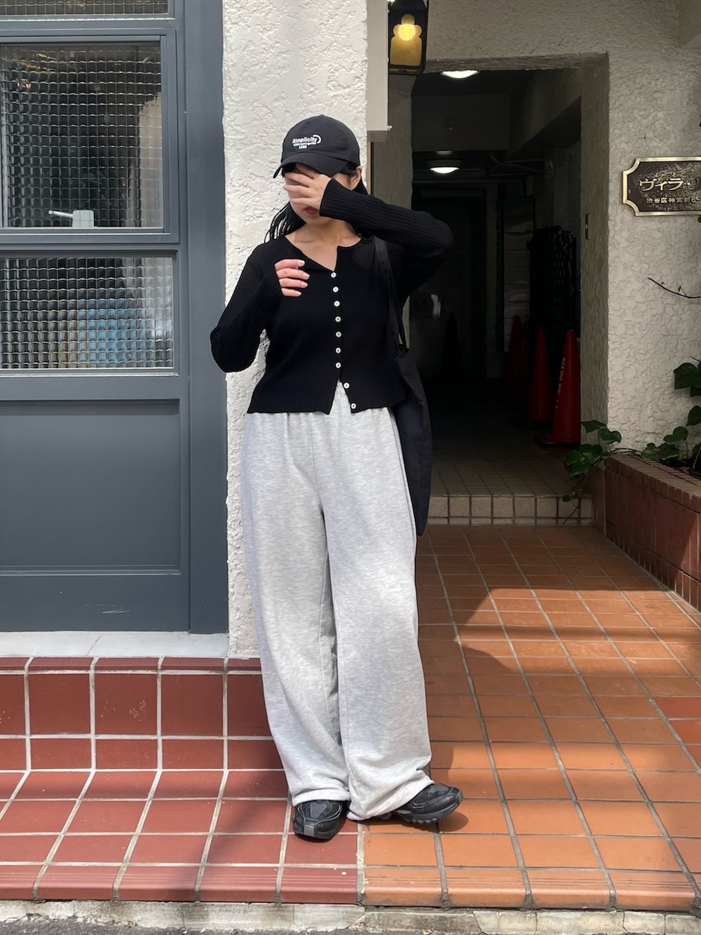 「スポーツミックス、春コーデ、春めき満開コーデ、シンプルスタイル、プチプラコーデ、楽チンコーデ、モノトーンコーデ、スウェットパンツ、スウェット、キャップ、スニーカー、スニーカー女子、スニーカーコーデ」｜「COLONY 2139のシアーリブカーディガン（カーディガン/ボレロ、ブラック系）」を使った、LEIさん（レディース・156cm）の春コーディネートの2枚目の写真