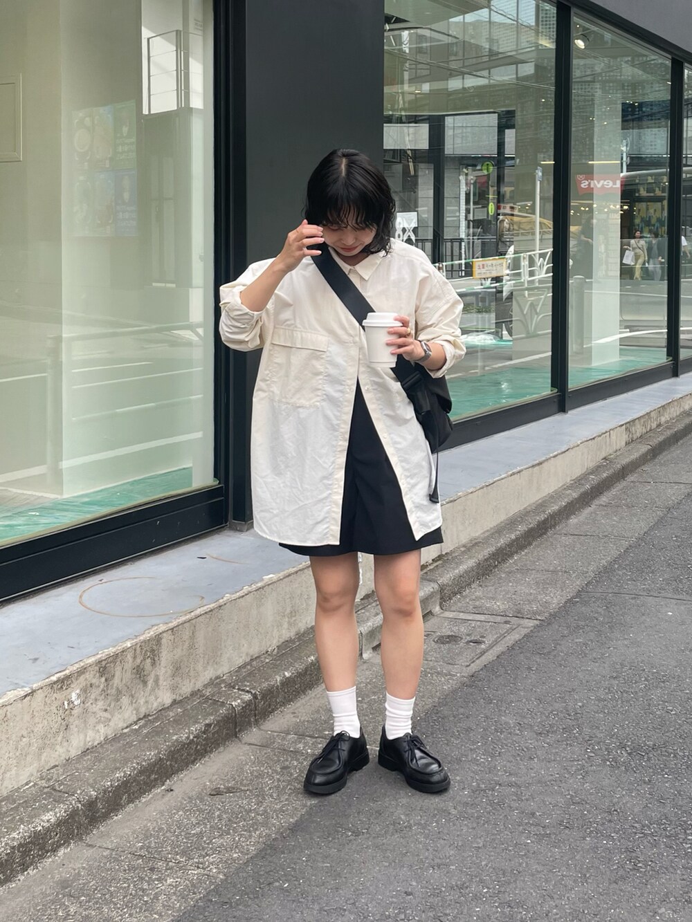 「ショートパンツ、モノトーン、シャツスタイル、ショルダーバッグ、ハーフパンツ」｜「COLONY 2139のタックショートパンツ（その他パンツ、ブラック系）」を使った、LEIさん（レディース・156cm）の春コーディネートの4枚目の写真