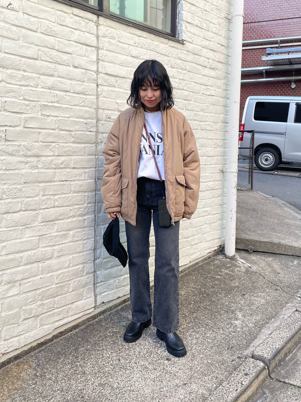 「冬コーデ、ストリート、ロゴスウェット、ロゴ、ブルゾン、フレアパンツ、デニム、デニムパンツ、ブーツ、サイドゴアブーツ、プチプラ」｜「COLONY 2139のフレアデニムパンツ（デニムパンツ、ブルー系）」を使った、LEIさん（レディース・156cm）の冬コーディネートの2枚目の写真