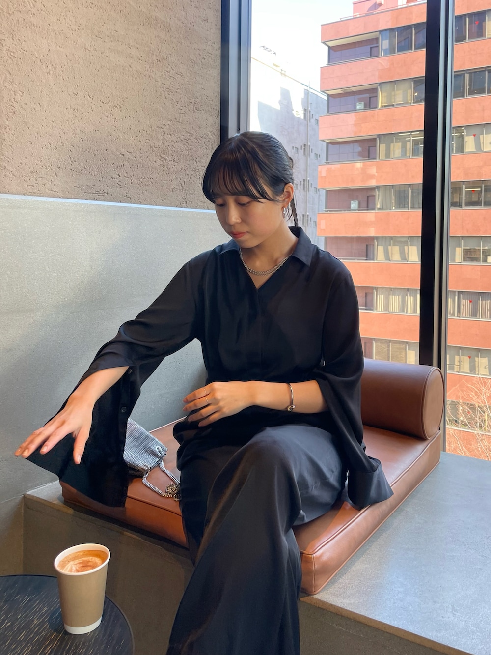 「オケージョン、結婚式、結婚式二次会スタイル、パーティースタイル、オールブラック、オールインワン、キレイめカジュアル、オトナカワイイ、オトナカジュアル、レディースファッション」｜「COLONY 2139の袖スリットオールインワン（つなぎ/オールインワン、ブラック系）」を使った、LEIさん（レディース・156cm）の冬コーディネートの4枚目の写真