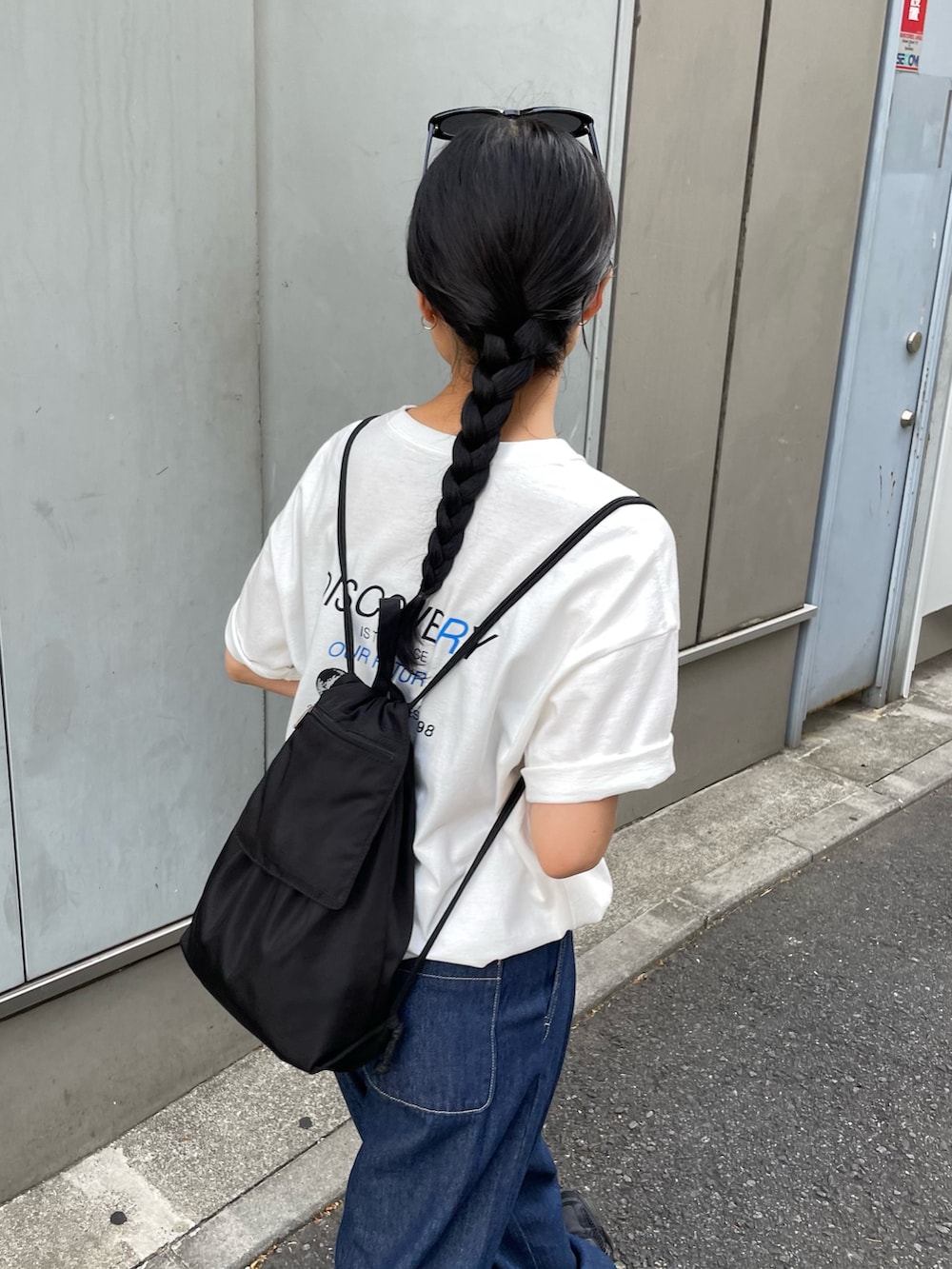 「白シャツ、サングラス、白Tシャツ、お出かけコーデ、低身長コーデ、プチプラ、デニムコーデ、ロゴT、リュック、ナップサック、スニーカー、スニーカーコーデ、スニーカー女子、ワイドパンツ、スポーツミックス」｜「COLONY 2139のバックプリントＴシャツ（Tシャツ/カットソー、ブルー系）」を使った、LEIさん（骨格ストレート・レディース・156cm）の春コーディネートの3枚目の写真