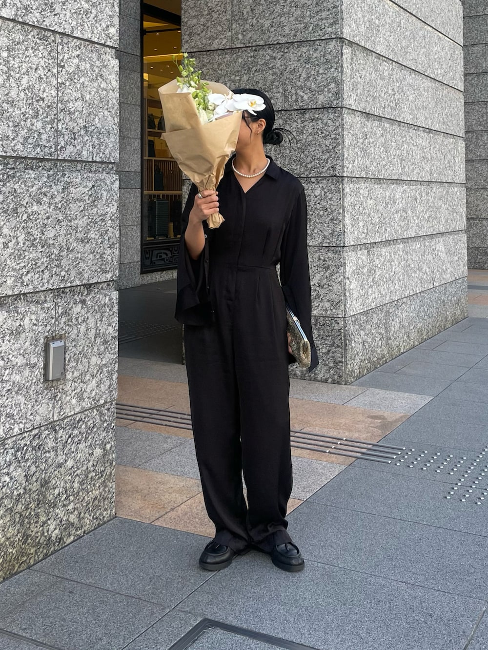 「休日スタイル、結婚式、お呼ばれスタイル、結婚式二次会スタイル、オールインワン、おでかけコーデ、お洒落さんとつながりたい、キレイめ、メガネ女子、クリスマスに着たい服、マイベストコーデ2024」｜「COLONY 2139の袖スリットオールインワン（つなぎ/オールインワン、ブラック系）」を使った、LEIさん（レディース・156cm）の冬コーディネートの2枚目の写真