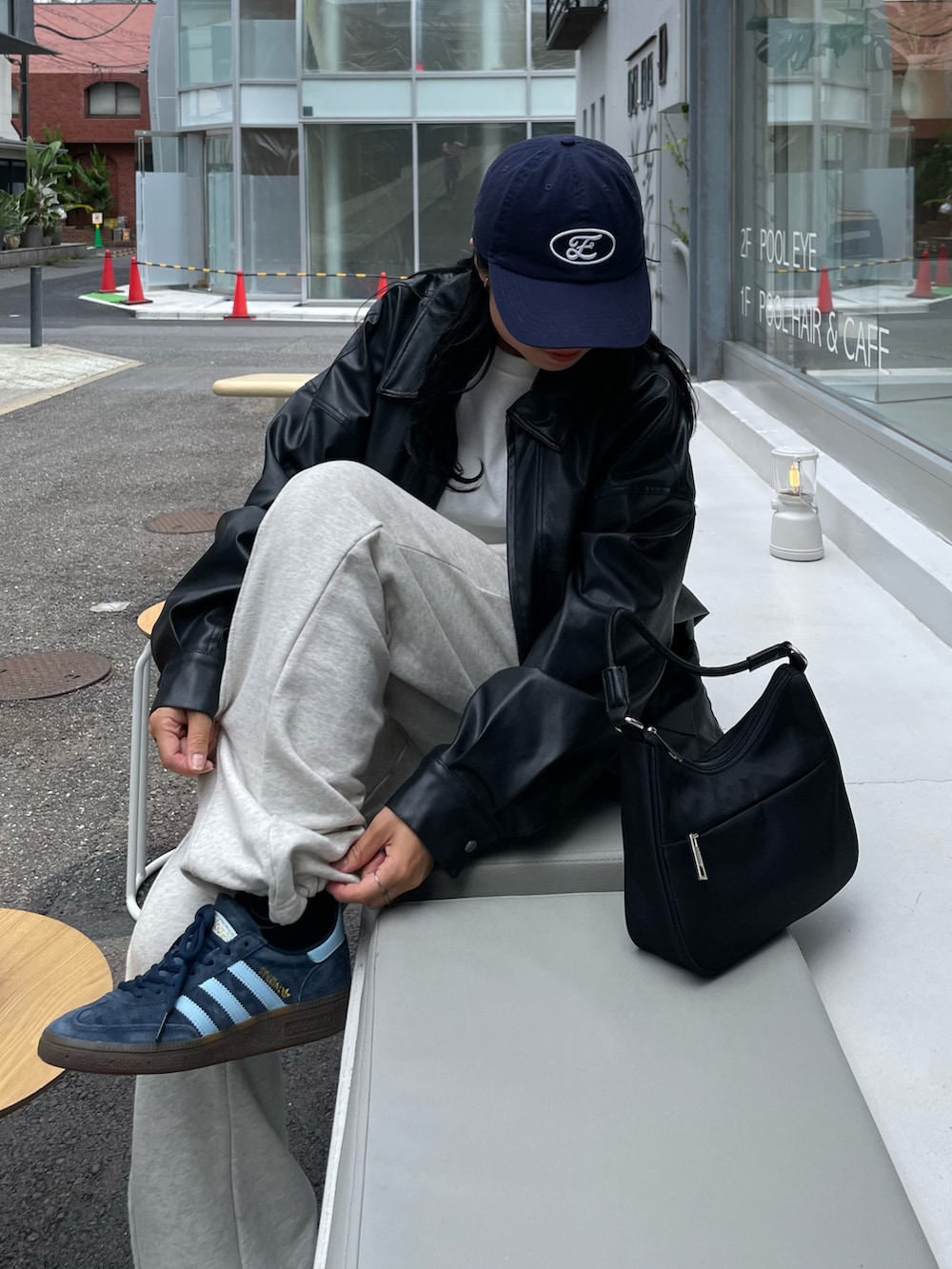 ホワイト系のスウェットパンツ、ブルー系のTシャツ/カットソー、ブラック系のブルゾンを着用したレディースの夏コーディネートの3枚目の写真