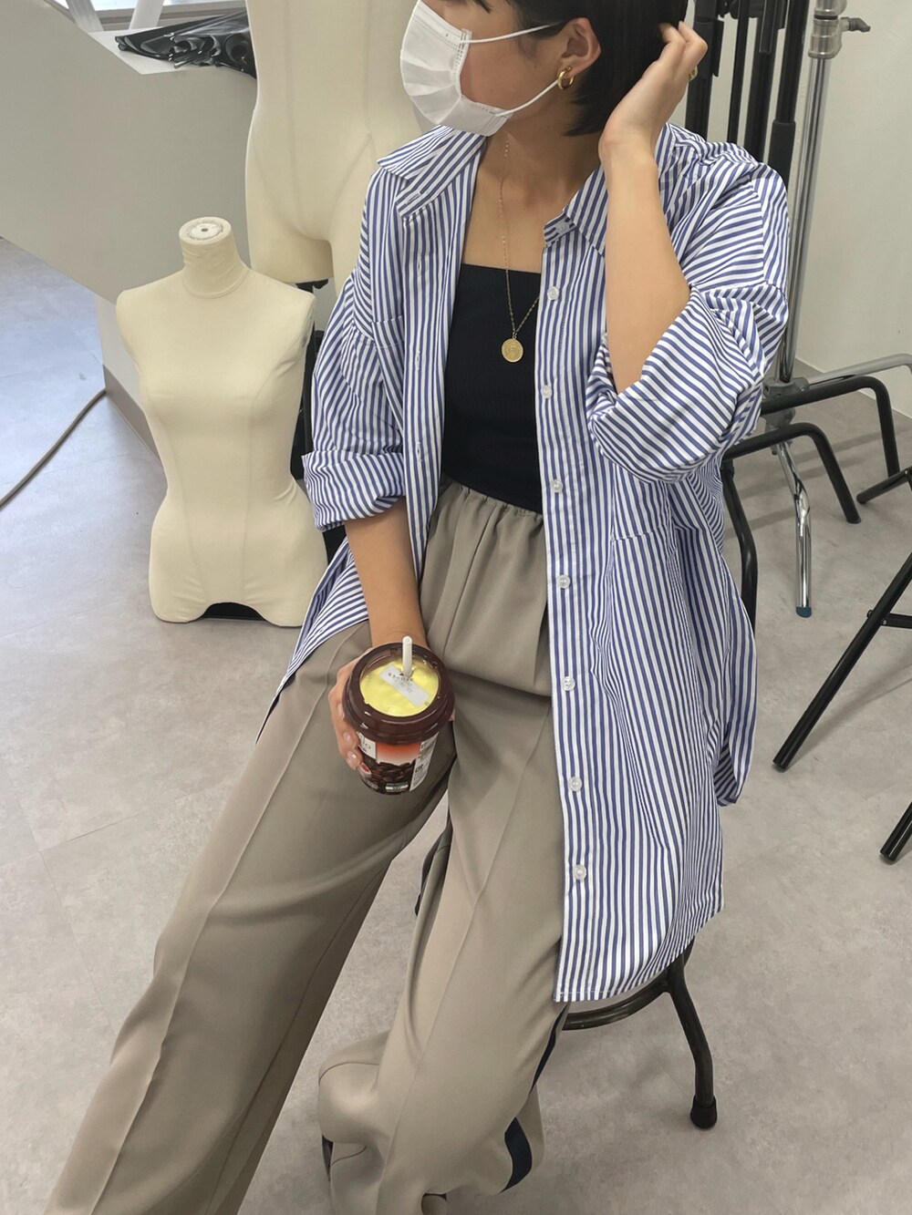 ブラック系のサンダル、ベージュ系のその他パンツ、グリーン系のシャツ/ブラウスを着用したレディースの夏コーディネートの4枚目の写真