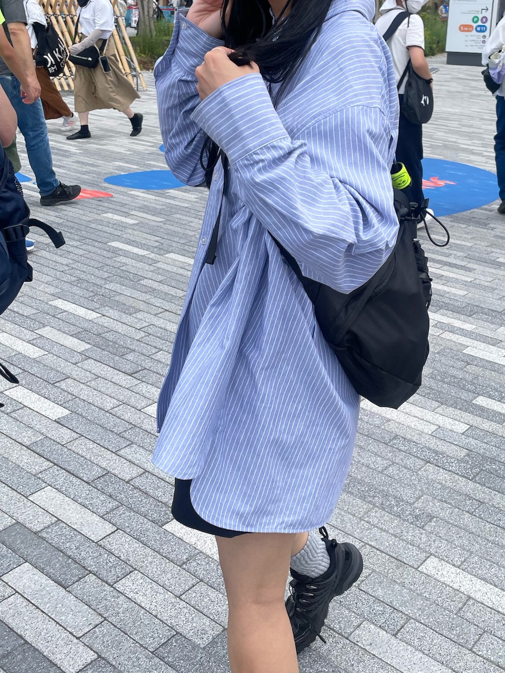 ブルー系のシャツ/ブラウスを着用したレディースの夏コーディネートの3枚目の写真