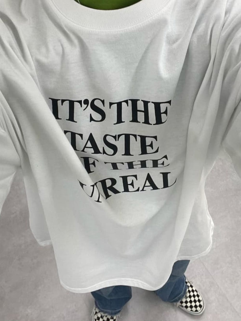 ホワイト系のTシャツ/カットソー、ブラック系のショルダーバッグ、ホワイト系のスリッポンを着用したレディースの春コーディネートの3枚目の写真