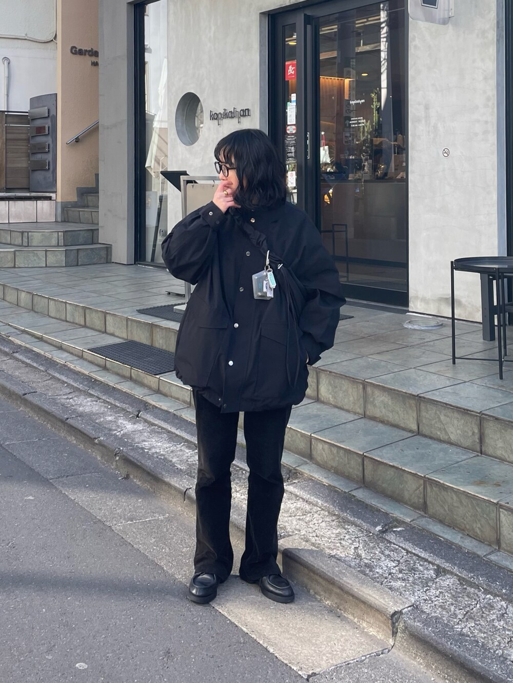 ブラック系のブルゾン、ブラック系のショルダーバッグを着用したレディースの冬コーディネートの2枚目の写真