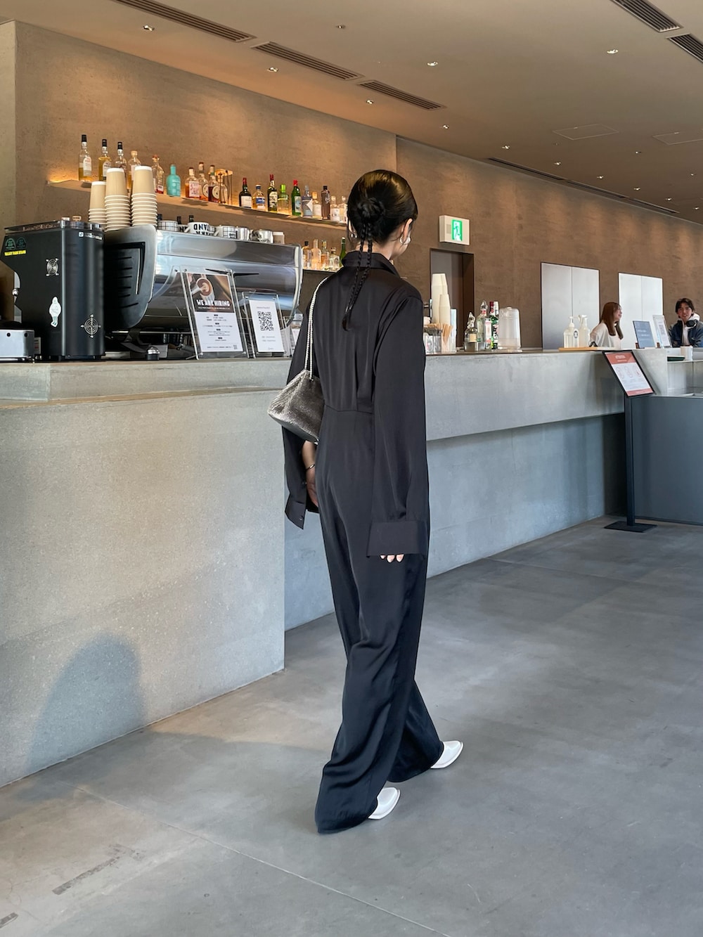 「オケージョン、結婚式、結婚式二次会スタイル、パーティースタイル、オールブラック、オールインワン、キレイめカジュアル、オトナカワイイ、オトナカジュアル、レディースファッション」｜「COLONY 2139の袖スリットオールインワン（つなぎ/オールインワン、ブラック系）」を使った、LEIさん（レディース・156cm）の冬コーディネートの2枚目の写真