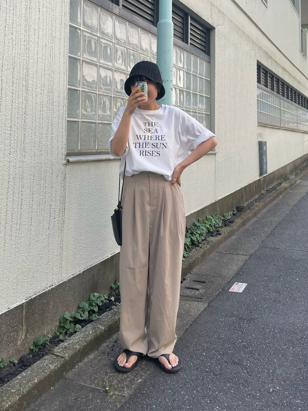 ブラック系のサンダル、ブラック系のその他パンツ、ホワイト系のTシャツ/カットソーを着用したレディースの夏コーディネートの2枚目の写真