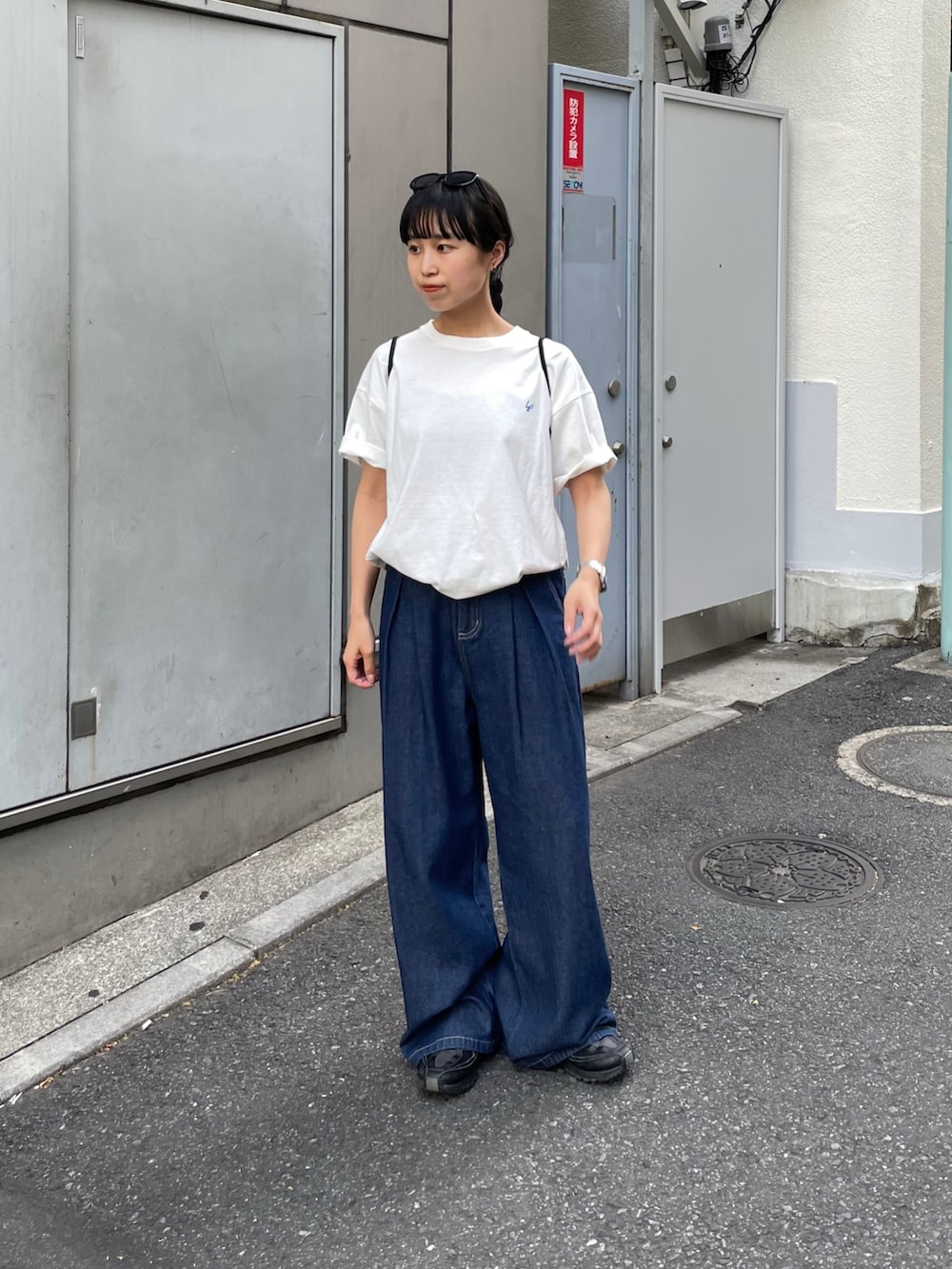 「白シャツ、サングラス、白Tシャツ、お出かけコーデ、低身長コーデ、プチプラ、デニムコーデ、ロゴT、リュック、ナップサック、スニーカー、スニーカーコーデ、スニーカー女子、ワイドパンツ、スポーツミックス」｜「COLONY 2139のバックプリントＴシャツ（Tシャツ/カットソー、ブルー系）」を使った、LEIさん（骨格ストレート・レディース・156cm）の春コーディネートの4枚目の写真