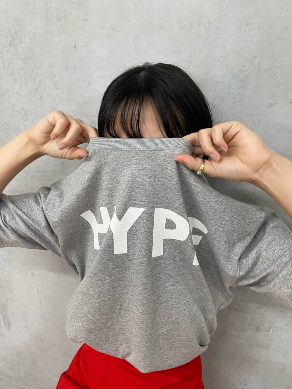 ブラック系のスカート、ホワイト系のTシャツ/カットソー、ブラック系のトートバッグを着用したレディースの夏コーディネートの3枚目の写真