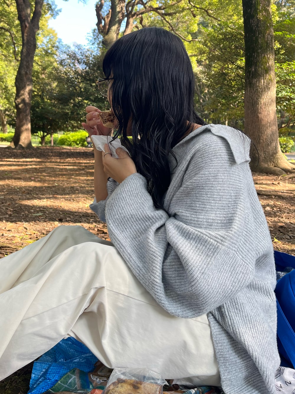 グレー系のニット/セーター、ブラック系のその他パンツを着用したレディースの秋コーディネートの2枚目の写真