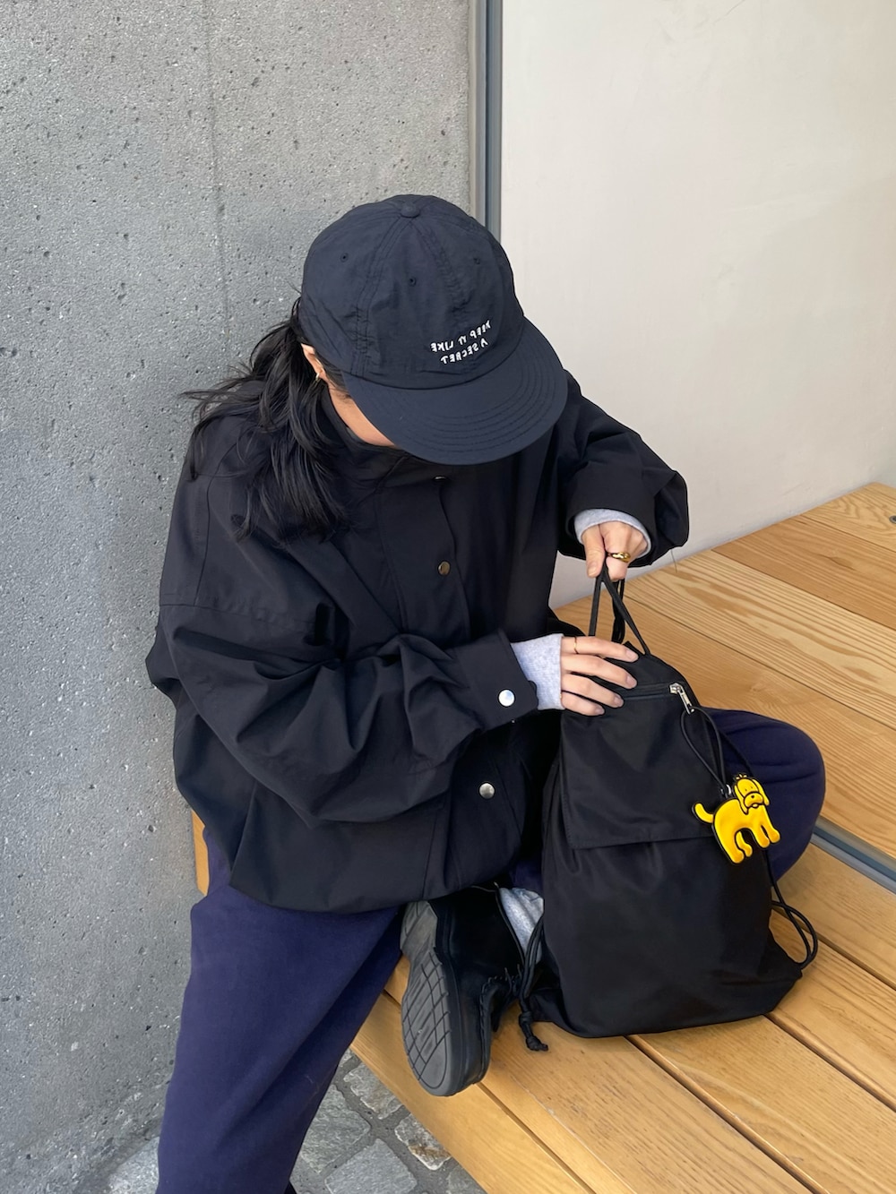 ブルー系のスウェットパンツ、ブラック系のブルゾン、ブラック系のバックパック/リュックを着用したレディースの冬コーディネートの3枚目の写真