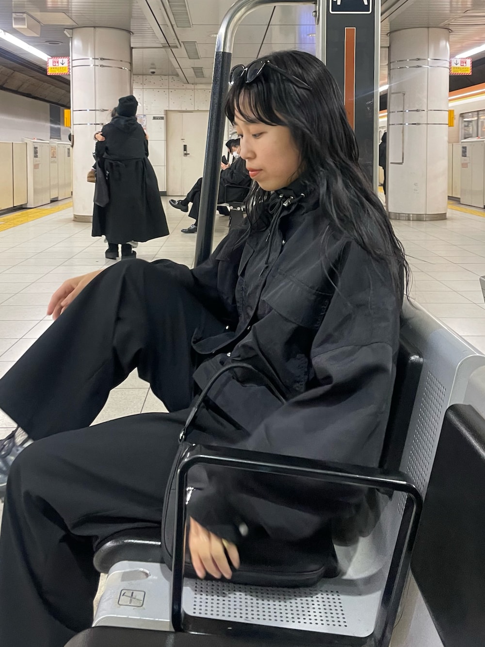 「オトナカジュアル、お洒落さんとつながりたい、モノトーンコーデ、ワントーンコーデ、スニーカー、スニーカー女子、スニーカーコーデ」｜「COLONY 2139のグルカパンツ（その他パンツ、グレー系）」を使った、LEIさん（レディース・156cm）の冬コーディネートの3枚目の写真