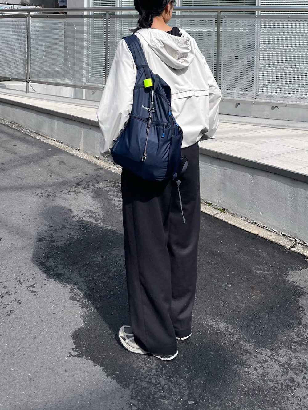 ブラック系のスラックス、ブラック系のマウンテンパーカーを着用したレディースの秋コーディネートの2枚目の写真