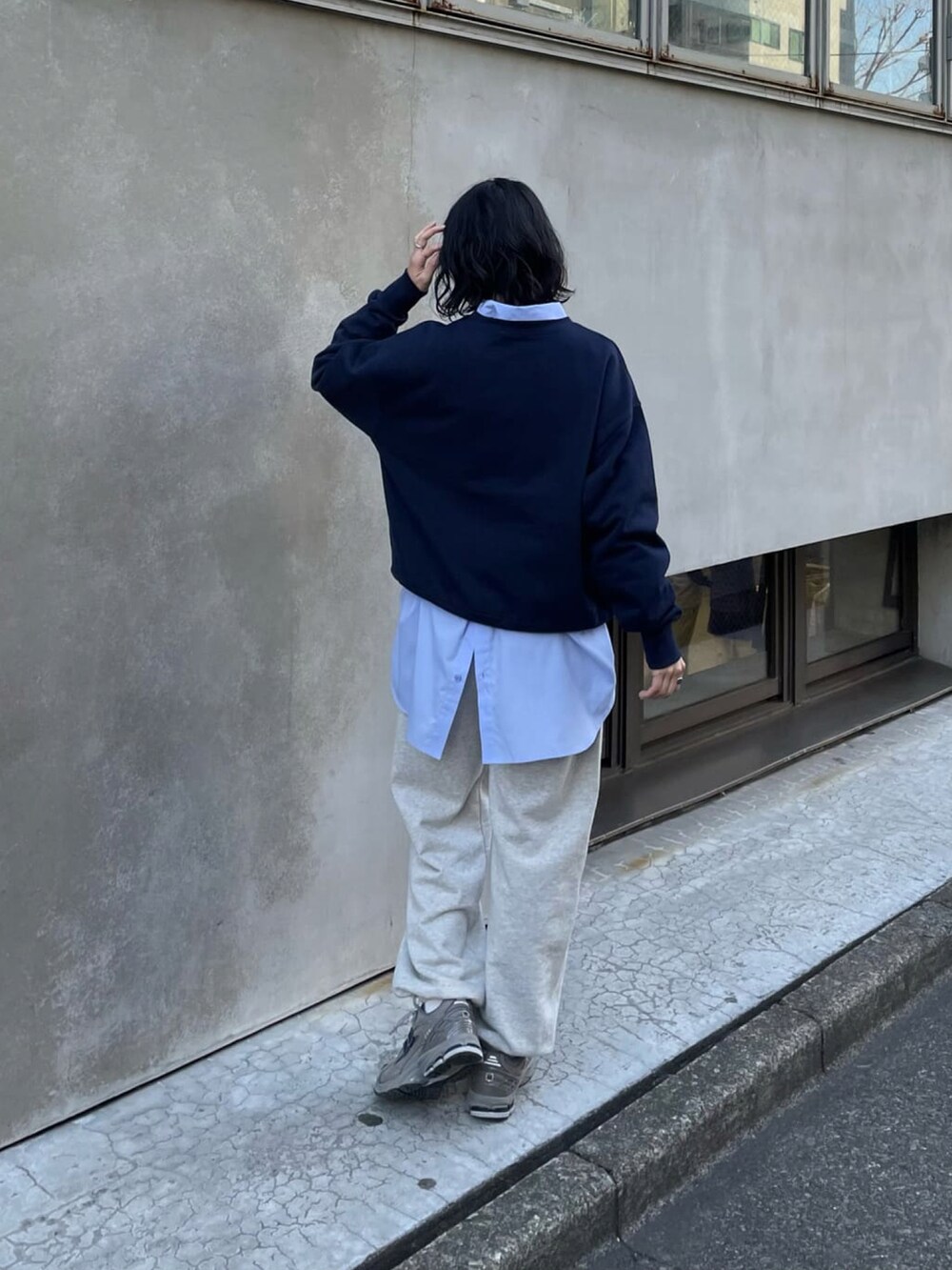 ブルー系のシャツ/ブラウス、ブルー系のTシャツ/カットソーを着用したレディースの冬コーディネートの2枚目の写真