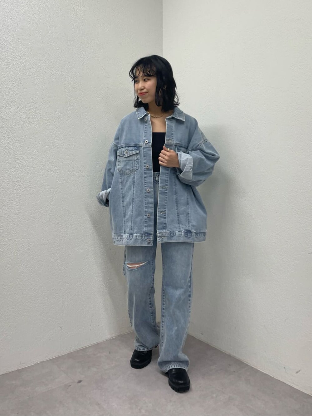 「セットアップ、シンプルコーデ、春色、ストリート、デニム、デニムジャケット、Gジャン、ダメージデニムパンツ、ダメージデニム、ブーツ」｜「COLONY 2139のSS先行予約 / BIGデニムジャケット（デニムジャケット、ブルー系）」を使った、LEIさん（レディース・156cm）の冬コーディネートの2枚目の写真
