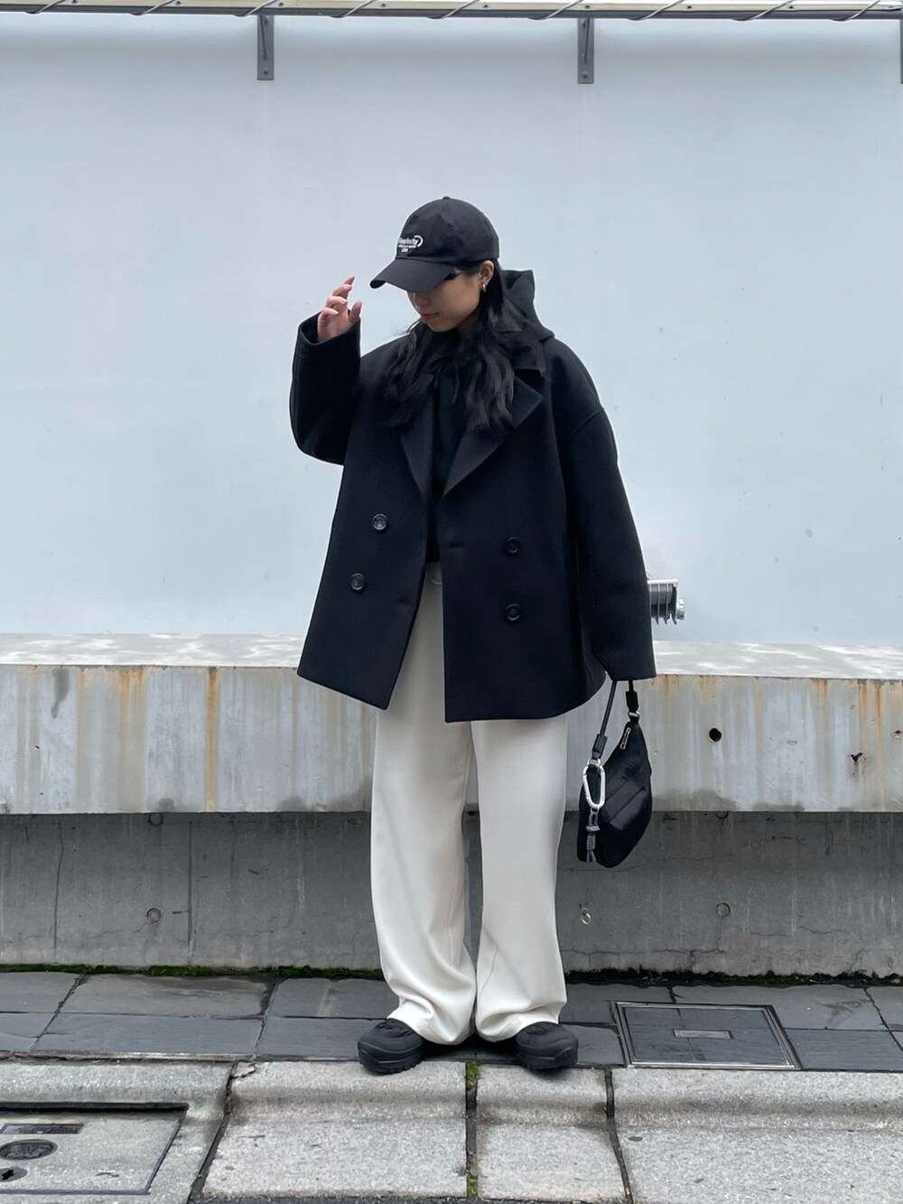 「最近のいい感じコーデ、冬アウター、大人コーデ、秋冬コーデ、パンツコーデ、カジュアルスタイル、冬、モノトーン、モノトーンコーデ、キャップ、キャップ女子」｜「COLONY 2139の-3kg見え！ウールライクイージーパンツ（その他パンツ、ブラック系）」を使った、LEIさん（レディース・156cm）の秋コーディネートの2枚目の写真